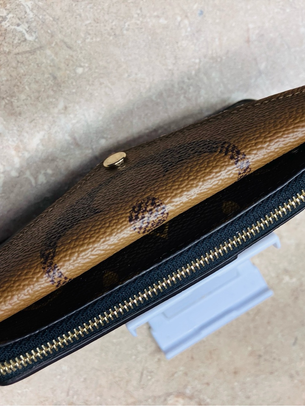 Louis Vuitton Recto Verso Reverse Monogram - Picture 5 of 8